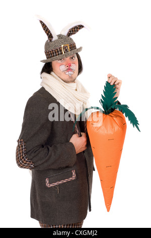 Giovane uomo vestito con una tuta coniglio Foto Stock