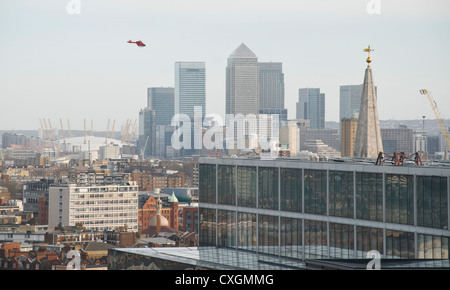 Lo skyline di Londra tra cui la cupola e la Canary Wharf grattacieli e elicottero Foto Stock
