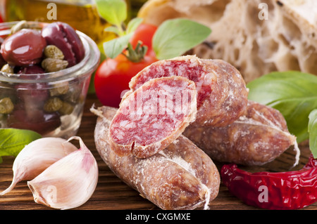 Salame con pane e verdure Foto Stock