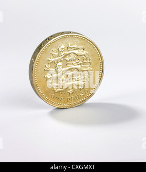 Uno britannico pound coin in piedi sul bordo su sfondo bianco Foto Stock