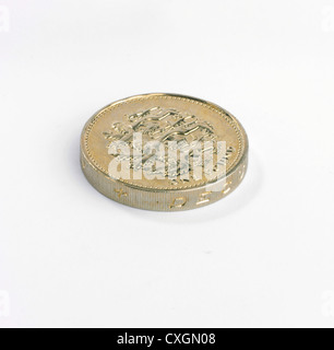 Uno britannico pound coin sdraiato su sfondo bianco Foto Stock
