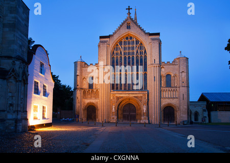 Norwich Cathedral illuminati al crepuscolo Norwich Norfolk Inghilterra Foto Stock