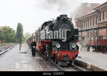 Locomotiva a vapore la trazione di un treno passeggeri. La Molli bahn a Bad Doberan - Germania Foto Stock