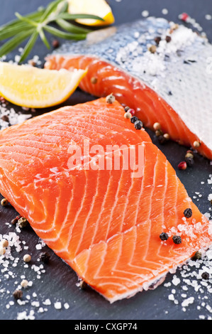 Salmone fresco sulla piastra nera Foto Stock