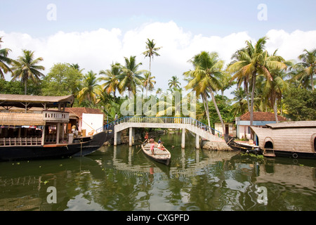 Canoe di legno vela passato casa tradizionale barche nelle backwaters di Alleppey, Kerala, India. Foto Stock