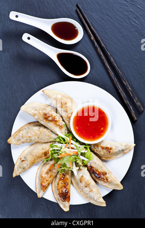 Guotie fritto con peperoncino e la salsa di soia Foto Stock