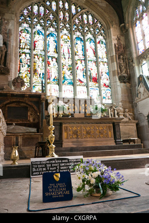 La tomba di William Shakespeare all'interno Chiesa della Santa Trinità in Stratford upon Avon in Inghilterra Foto Stock