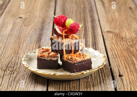 Fetta di arachidi cookies guarnita con frutta fresca Foto Stock