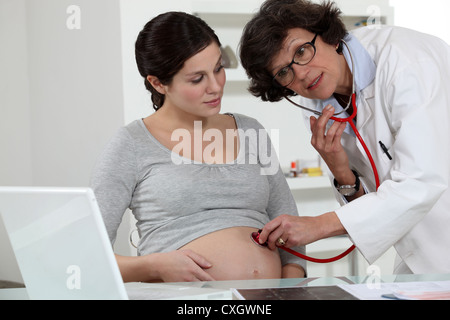Controllo medico della donna incinta, ventre Foto Stock