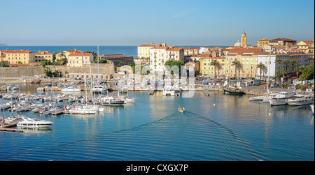 Un piccolo porto in Corsica, mare Mediterraneo. Foto Stock