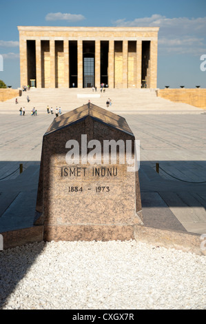 Il cenotafio di generale Ismet Inönü con Anitkabir, Mausoleo di Atatürk, ad Ankara, Anatolia Foto Stock