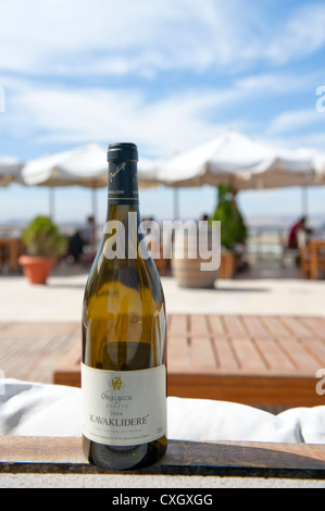 Bottiglia di vino anatoliano servita dalla più antica cantina turca Kavaklidere presso il suo ristorante con terrazza nella cantina di Ankara Foto Stock
