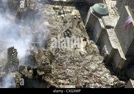 Una veduta aerea della distruzione da parte dei terroristi del World Trade Center di Settembre 15, 2001 a New York City. La vista è verso sud con una bandiera americana drappeggiati su uno del World Financial Center torri. Foto Stock