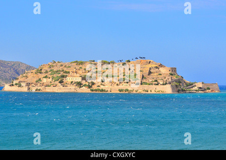 Spinalonga, Creta, Grecia visto dal villaggio di Plaka sulla terraferma. Una volta famosa come colonia di lebbrosi ora immortalata in un romanzo ‘l'isola'. Foto Stock