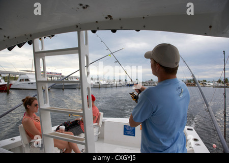 Mate preparando ad affrontare per i turisti su una carta barca da pesca fuori di Key West Florida usa Foto Stock