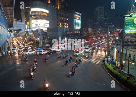 Di notte il traffico in oltre a Bangkok Sukhumvit sky train. Foto Stock