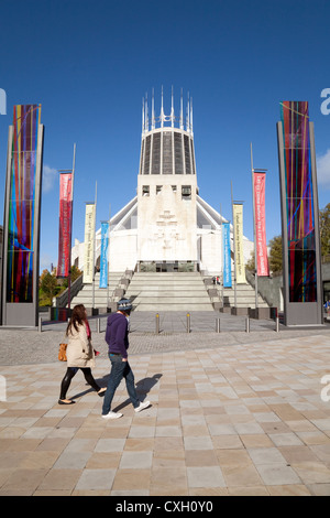 La gente che camminava per Liverpool Metropolitan Cattedrale cattolica romana, Liverpool Regno Unito Foto Stock