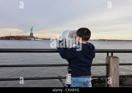Ragazzo di 7 anni a Liberty State Park Foto Stock
