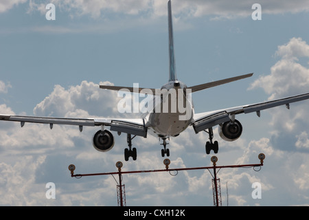 WestJet Boeing 737 atterraggio all'Aeroporto Pearson di Toronto, drammatica sky Foto Stock