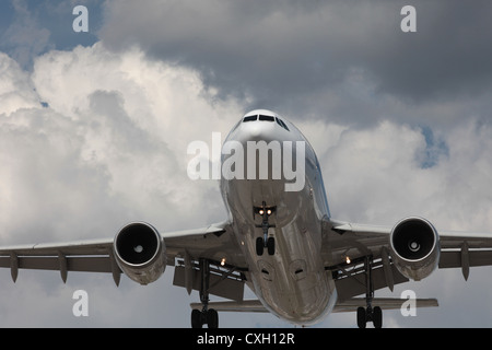 WestJet Boeing 737 atterraggio all'Aeroporto Pearson di Toronto, drammatica sky Foto Stock