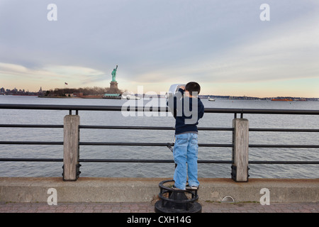 Ragazzo di 7 anni a Liberty State Park Foto Stock
