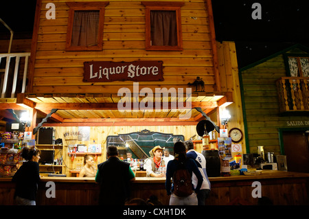 All'interno di una replica di un selvaggio saloon. Attrazione turistica clima di intrattenimento old wild west a La Reserva Sevilla Foto Stock