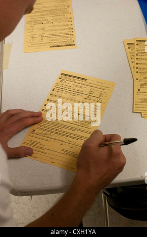 Genitori volontari condurre una registrazione degli elettori guidare per 18 anni presso una scuola superiore di Austin in Texas Foto Stock