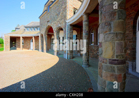 Una facciata e un ingresso esterno con colonne in pietra, Banneux, Belgio. Piccolo posto Banneux è un popolare pilgrimge Cattolica Foto Stock