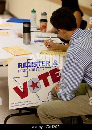 I volontari conducono un'unità di registrazione degli elettori per i ragazzi di 18 anni alle scuole superiori di Austin, Texas. Molti saranno gli elettori della prima volta alle elezioni del 2012 novembre. Foto Stock