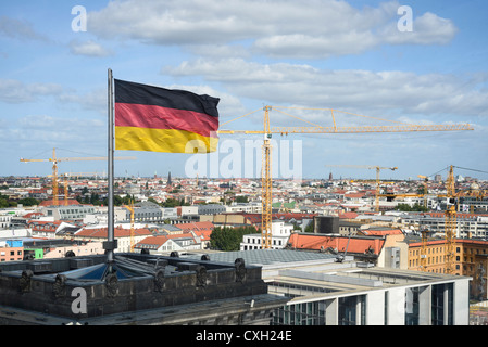 Il tedesco bandiera nazionale con vista panoramica di Berlino dal terrazzo sul tetto dell'Edificio del Reichstag Foto Stock