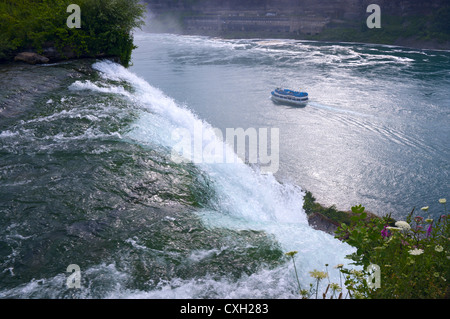Al di sopra di cascate Americane e la barca turistica sul fiume Niagara Gorge visibile al di sotto Foto Stock