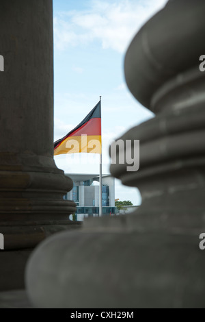 Il tedesco bandiera nazionale con Bundeskanzleramt Cancelleria tedesca, Berlino, Germania, Europa Foto Stock