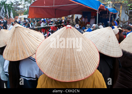 Donne che indossano tradizionale vietnamita cappelli conici. Inquadratura da dietro intorno a Ninh Binh, Vietnam. Foto Stock