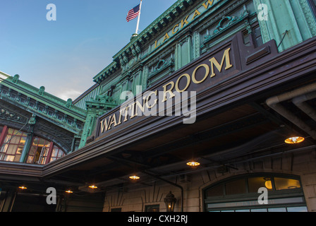 Hoboken, New Jersey, USA, stazione dei treni NJ Transit, cartello 'Hoboken Terminal' 'Waiting Room' Foto Stock