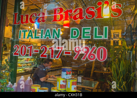 Hoboken, New Jersey, USA, Ristorante locale Italiano, Delicatessen, segno della finestra del negozio 'Luca Brasi's' Foto Stock