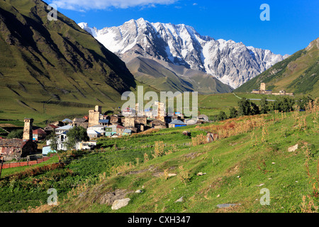 Villaggio vicino a picco Shkhara (5068 m), Ushghuli comunità Svanetia superiore, Georgia Foto Stock