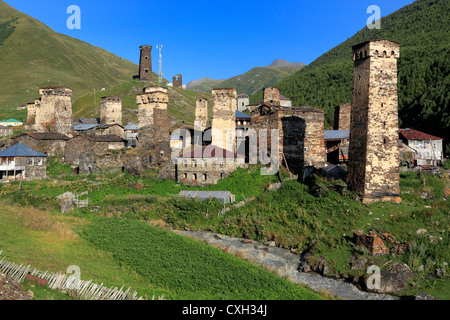 Villaggio vicino a picco Shkhara (5068 m), Ushghuli comunità Svanetia superiore, Georgia Foto Stock