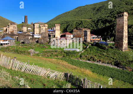 Villaggio vicino a picco Shkhara (5068 m), Ushghuli comunità Svanetia superiore, Georgia Foto Stock