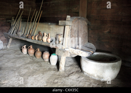 Interno della vecchia casa, museo all'aria aperta di etnografia, Tbilisi, Georgia Foto Stock