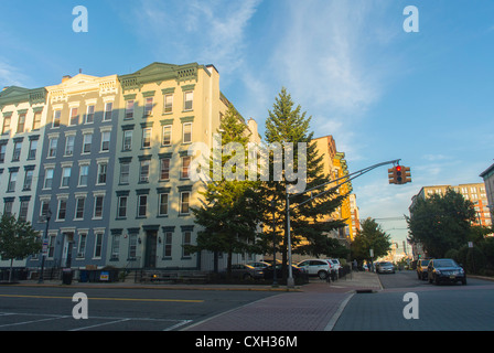 Hoboken, New Jersey, Stati Uniti, Main Street Scenes, Washington Street Corner, nel tardo pomeriggio, sobborgo di New york, edifici cittadini Foto Stock