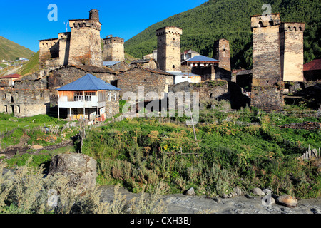 Villaggio vicino a picco Shkhara (5068 m), Ushghuli comunità Svanetia superiore, Georgia Foto Stock