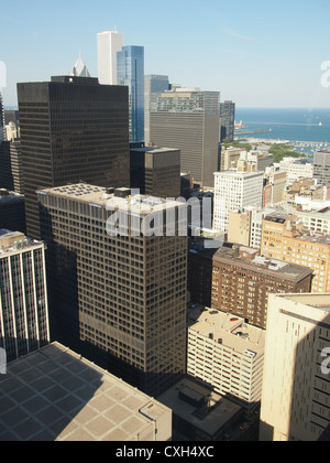 Vista di Chicago a partire dal quarantesimo Story Hotel finestra con il lago Michigan in background Foto Stock