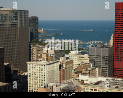 Vista in lontananza sul Lago Michigan litorale dal quarantesimo storia finestra Hotel in Chicago Foto Stock