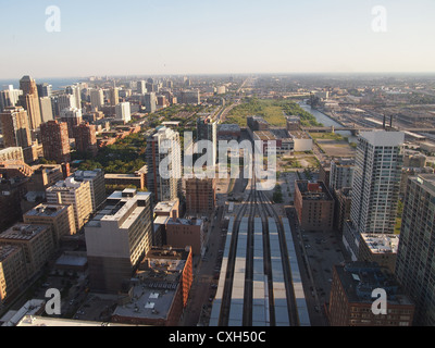 Vista di Chicago, guardando a sud dal quarantesimo Story Hotel finestra con stazione ferroviaria in primo piano Foto Stock