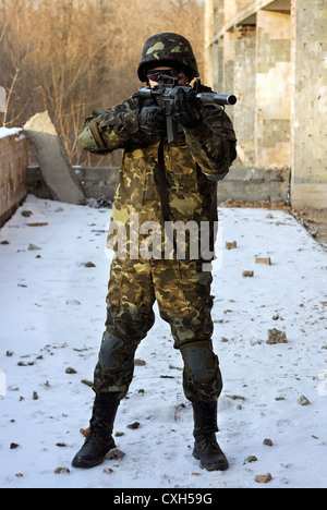 Soldato in mimetica con un fucile Foto Stock