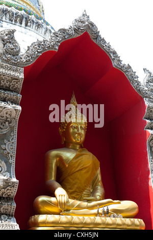 Statua di Buddha nel tempio di Wat Buppharam in Chiang Mai in Thailandia Foto Stock