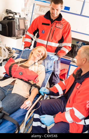 Di emergenza di stabilizzazione del paziente rotto il braccio in ambulanza ospedale di trasporto Foto Stock