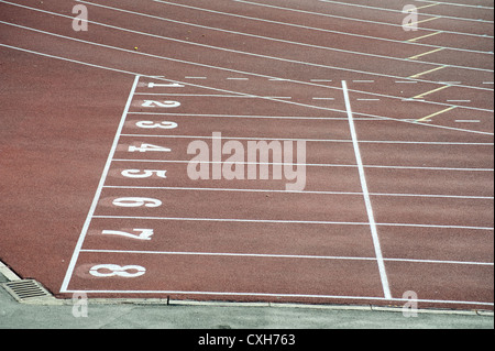 Griglia di partenza con i numeri e le corsie sulla pista di atletica leggera Foto Stock