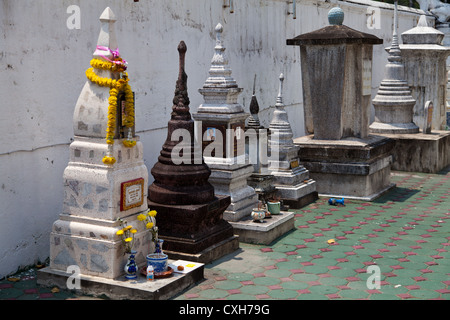 Poco Chedis nel tempio Wat Muen Lan in Chiang Mai Foto Stock