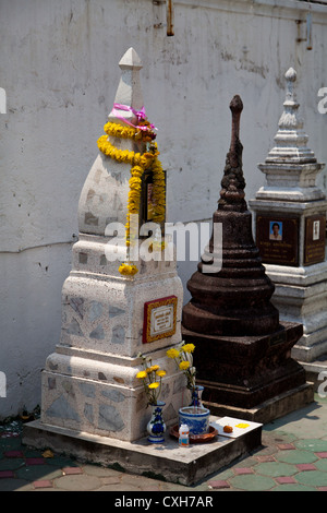 Poco Chedis nel tempio Wat Muen Lan in Chiang Mai Foto Stock